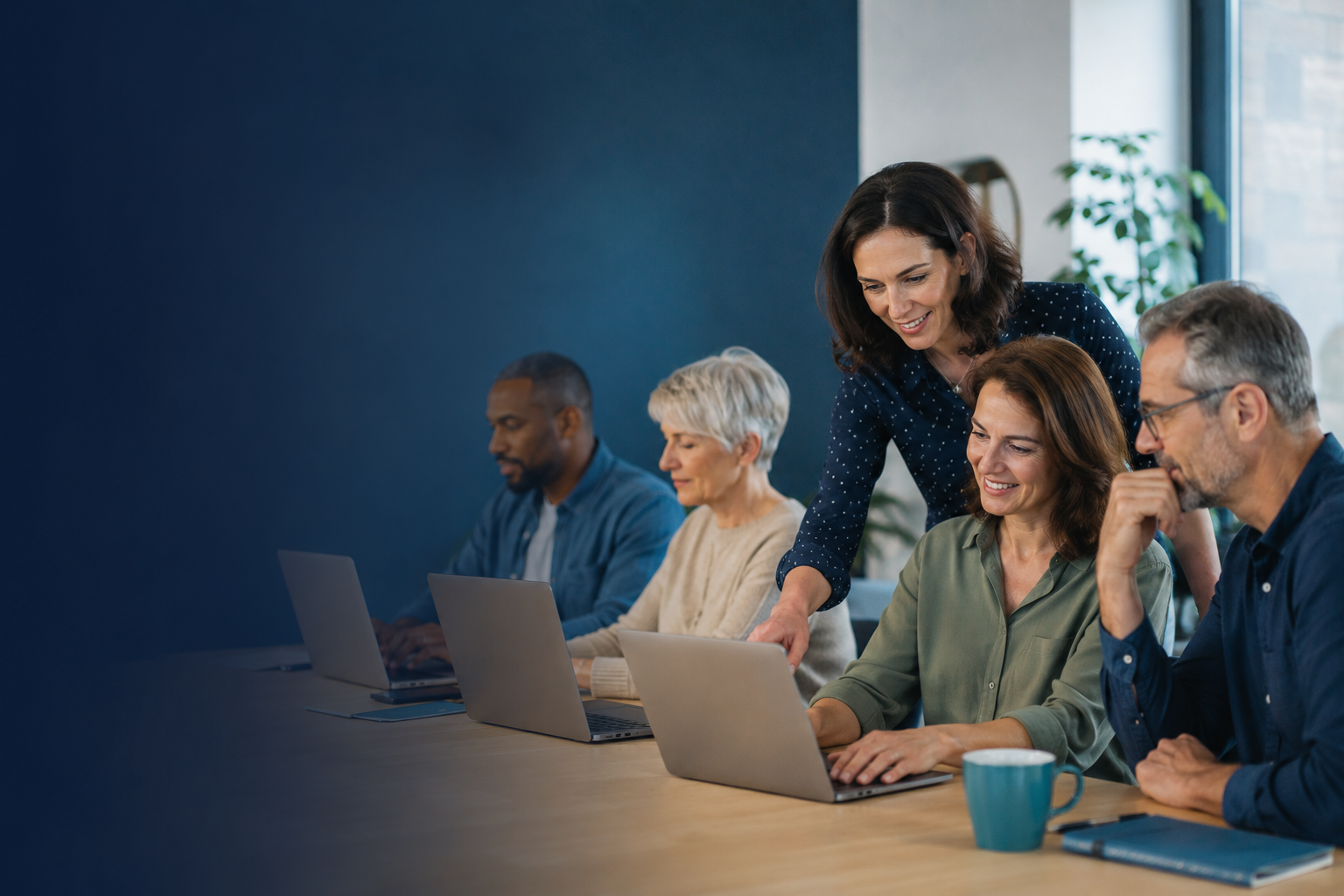Personas adultas aprendiendo inteligencia artificial en una sesion practica